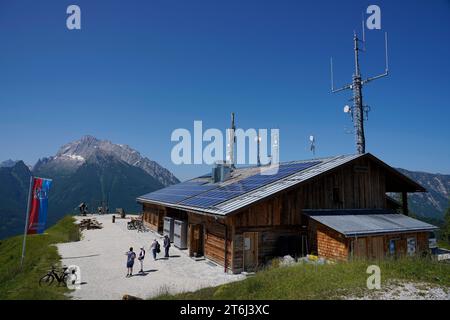 Germania, Baviera, Ramsau, ristorante di montagna Hirschkaser, Roof, fotovoltaico, antenne, mazzo di telefoni cellulari, Hochkalter sullo sfondo Foto Stock