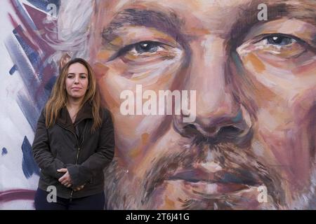 Notizie - Julian Assange, murale svelato a Napoli murale dedicato a Julian Assange. È stato presentato oggi, 10 novembre 2023, nel quartiere Scampia di Napoli da Stella Morris, moglie ed ex avvocato del giornalista e attivista australiano, fondatore del sito Wikileaks, incarcerato nel Regno Unito dal 2019 con l'accusa di spionaggio per aver rivelato documenti segreti statunitensi. Napoli Napoli Italia Copyright: XAntonioxBalascox/xLiveMediax LPN 1125067 credito: Imago/Alamy Live News Foto Stock