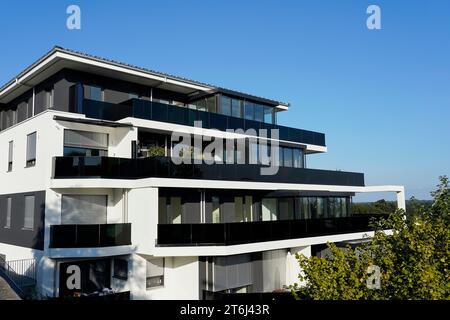 Germania, Baviera, distretto di Altötting, complesso residenziale, moderno, appartamento di lusso, attico, balconi completi, ringhiere nere in vetro fumé Foto Stock