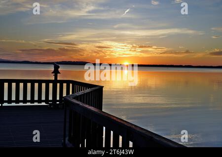 Germania, Baviera, alta Baviera, contea di Traunstein, Chieming, Chiemsee, tramonto, molo Foto Stock