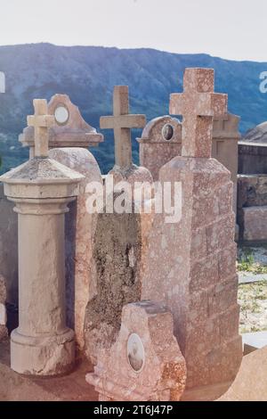 Croazia, baia del Quarnero, isola di Krk, dettagli all'interno del cimitero monumentale intorno a Crkva svetog Ivana (chiesa di San Giovanni) sopra Baska Foto Stock