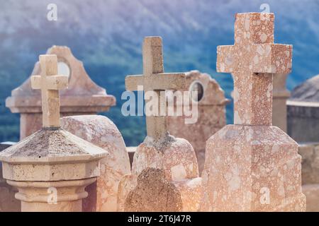 Croazia, baia del Quarnero, isola di Krk, dettagli all'interno del cimitero monumentale intorno a Crkva svetog Ivana (chiesa di San Giovanni) sopra Baska Foto Stock