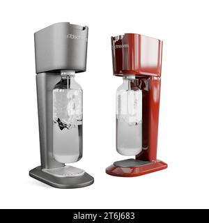 Una moderna macchina per il caffè in una combinazione di colori rosso e grigio seduta accanto a un bicchiere pieno d'acqua, perfetta per preparare una deliziosa tazza di caffè Foto Stock