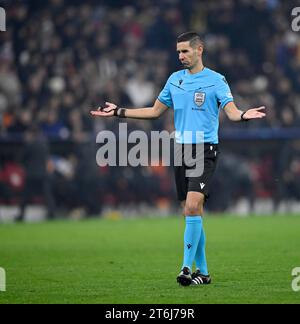 Arbitro arbitro Antonio Emanuel Carvalho Nobre, gesto, gesti, Champions League, Allianz Arena, Monaco, Bayern, Germania Foto Stock