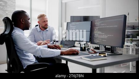 Programmatore Africano Americano uomo che codifica su computer Foto Stock