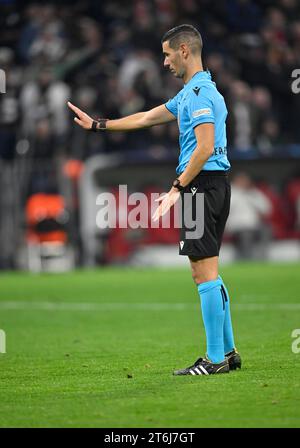 Arbitro arbitro Antonio Emanuel Carvalho Nobre, gesto, gesti, Champions League, Allianz Arena, Monaco, Bayern, Germania Foto Stock