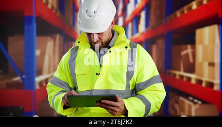 Magazzino digitale e magazzino logistico. Personale che lavora Foto Stock