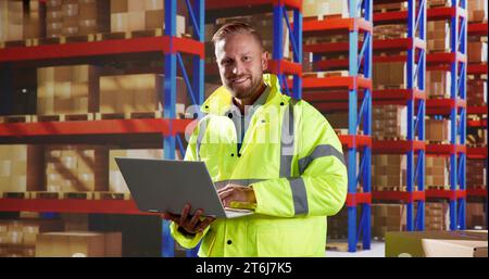 Magazzino digitale e magazzino logistico. Personale che lavora Foto Stock