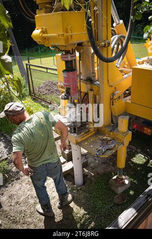 un pozzo a casa, un pozzo in campagna, geodesia, Foto Stock