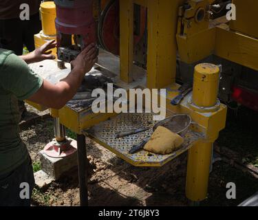 un pozzo a casa, un pozzo in campagna, geodesia, Foto Stock