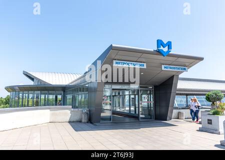 Ingresso alla stazione metropolitana al Terminal 2, all'aeroporto internazionale di Sofia (SOF), al viale Tsarigradsko Shose, a Sofia, Repubblica di Bulgaria Foto Stock