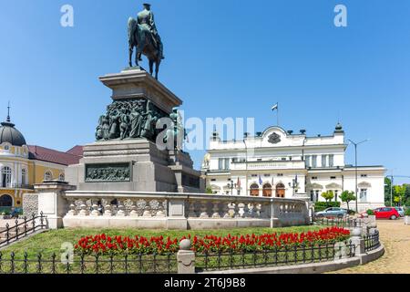 Assemblea Nazionale della Repubblica di Bulgaria e Monumento allo Zar Liberator, Boulevard Tsar Osvobodite, Centro città, Sofia, Repubblica di Bulgaria Foto Stock