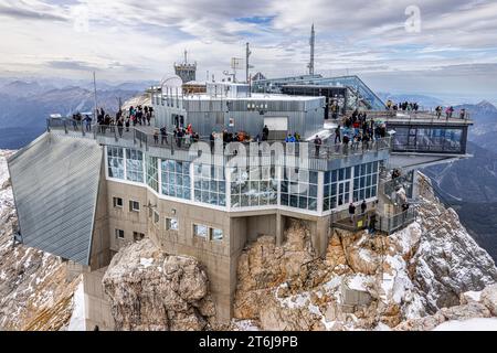 Stazione a monte di Zugspitzbahn, dalla cima di Zugspitze. Grainau, Baviera, Germania. Foto Stock