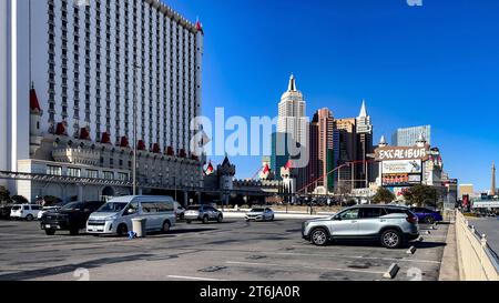 Las Vegas, USA; 22 ottobre 2023: Il parcheggio dell'hotel con casinò Excalibur sulla Las Vegas Strip, con il casinò New York sullo sfondo Foto Stock