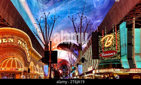 Las Vegas, USA; 18 ottobre 2023: La famosa Fremont Street, la parte più antica della sin City con il suo Binion and Golden Casino, nel United sta Foto Stock