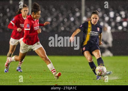 Eindhoven, Paesi Bassi. 10 novembre 2023. EINDHOVEN, PAESI BASSI - 10 NOVEMBRE: Marisa Olislagers dell'FC Twente viene sfidata da Chimera Ripa del PSV durante l'Azerion Vrouwen Eredivisie match tra PSV e FC Twente al PSV Campus De Herdgang il 10 novembre 2023 a Eindhoven, Paesi Bassi (foto di Hans van der Valk/Orange Pictures) credito: Orange Pics BV/Alamy Live News Foto Stock