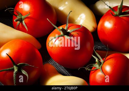 pomodoro rosso pepe bianco su fondo di legno Foto Stock