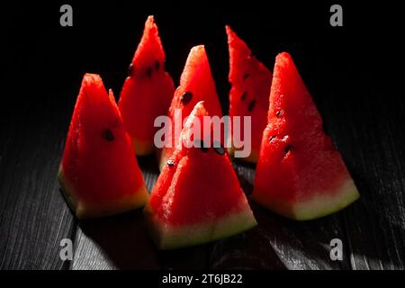 fetta di anguria su fondo di legno Foto Stock
