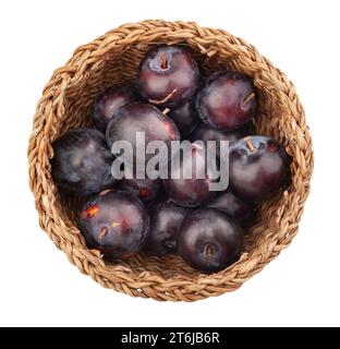 percorso cestello di prugne rosso isolato sulla vista dall'alto bianca Foto Stock
