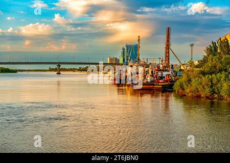 Volga nel porto centrale di Astrakhan Foto Stock