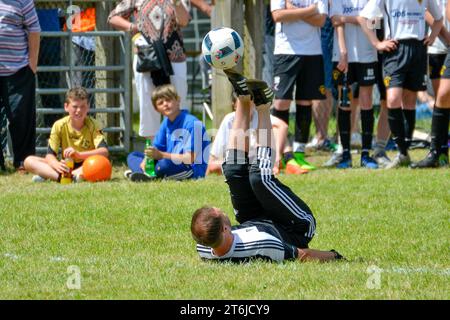 Carmarthen, Galles. 2 luglio 2017. Il calciatore freestyle professionista Ash Randall si esibisce al Carmarthen Stars Football Club Tournament presso lo United Counties Showground di Carmarthen, Galles, Regno Unito il 2 luglio 2017. Crediti: Duncan Thomas/Majestic Media. Foto Stock