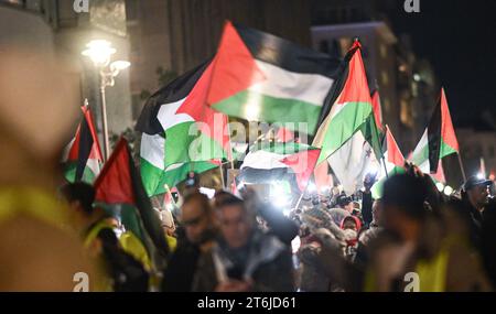 Berlino, Germania. 10 novembre 2023. Partecipanti alla manifestazione "solidarietà con la Palestina”. Crediti: Britta Pedersen/dpa/Alamy Live News Foto Stock