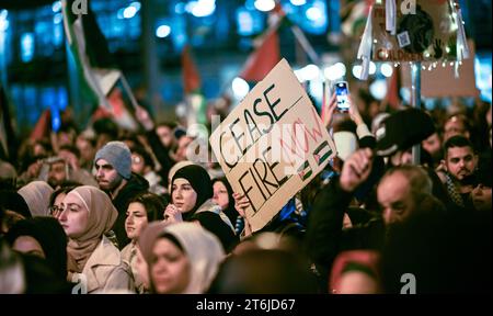 Berlino, Germania. 10 novembre 2023. Partecipanti alla manifestazione "solidarietà con la Palestina”. Crediti: Britta Pedersen/dpa/Alamy Live News Foto Stock