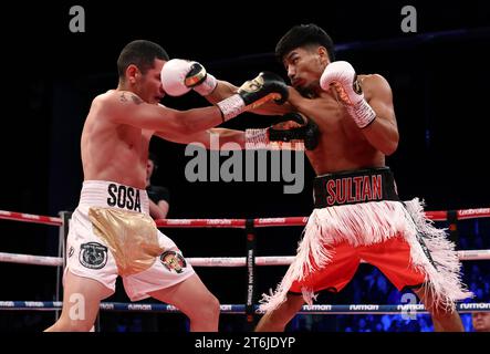 Brighton, Regno Unito. 10 novembre 2023. Sultan Zaurbek vs Sergio Martin Sosa durante il WBO Global Super Featherweight Title al Brighton Centre. Crediti: James Boardman/Alamy Live News Foto Stock