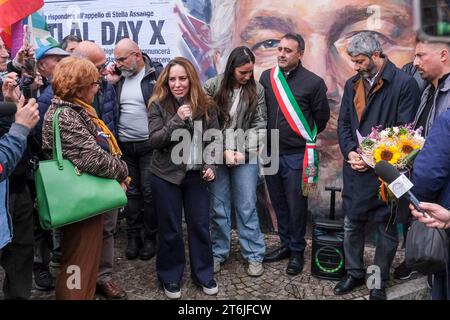 Murale dedicato a Julian Assange. È stato presentato oggi, 10 novembre 2023, nel quartiere Scampia di Napoli da Stella Morris, moglie ed ex avvocato del giornalista e attivista australiano, fondatore del sito Wikileaks, incarcerato nel Regno Unito dal 2019 con l'accusa di spionaggio per aver rivelato documenti segreti statunitensi. Foto Stock