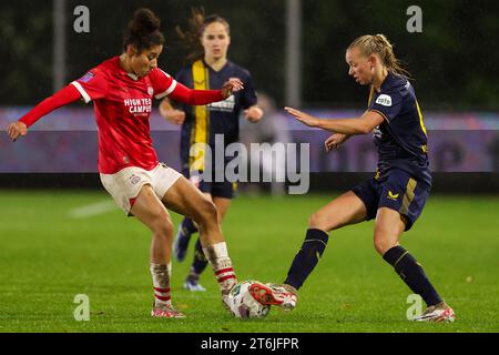 Eindhoven, Paesi Bassi. 10 novembre 2023. EINDHOVEN, PAESI BASSI - 10 NOVEMBRE: Ella Peddemors del FC Twente si batte per il pallone con Chimera Ripa del PSV durante la partita Azerion Vrouwen Eredivisie tra PSV e FC Twente al PSV Campus De Herdgang il 10 novembre 2023 a Eindhoven, Paesi Bassi (foto di Hans van der Valk/Orange Pictures) credito: Orange Pics BV/Alamy Live News Foto Stock