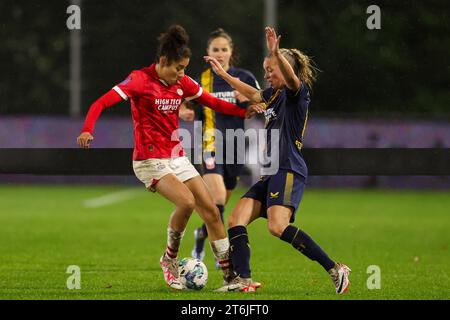 Eindhoven, Paesi Bassi. 10 novembre 2023. EINDHOVEN, PAESI BASSI - 10 NOVEMBRE: Ella Peddemors del FC Twente si batte per il pallone con Chimera Ripa del PSV durante la partita Azerion Vrouwen Eredivisie tra PSV e FC Twente al PSV Campus De Herdgang il 10 novembre 2023 a Eindhoven, Paesi Bassi (foto di Hans van der Valk/Orange Pictures) credito: Orange Pics BV/Alamy Live News Foto Stock