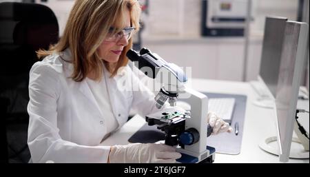 Scienziata informatica femminile nel laboratorio ospedaliero che conduce ricerche Foto Stock