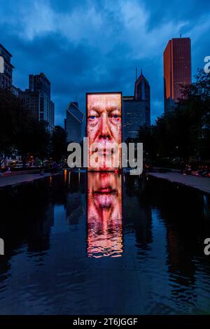 La Crown Fountain è una scultura pubblica di 50 metri Torri LED e piscina riflettente, dell'artista catalano Jaume Plensa a Chicago, Stati Uniti Foto Stock