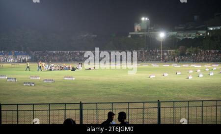 Rajkot, India. 10 novembre 2023. Al Madhavrao Scindia Cricket Ground, sono stati tenuti dei petardi per scoppiare sulla vista centrale. Crediti: Nasirkhan Davi/Alamy Live News Foto Stock