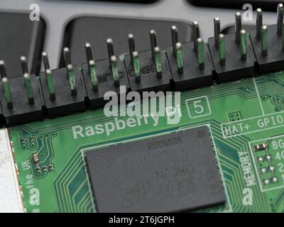 Galati, ROMANIA - 10 novembre 2023: Primo piano di una porta per pin GPIO e Raspberry Pi 5 su una tastiera per laptop. Raspberry Pi è un peccato delle dimensioni di una carta di credito Foto Stock