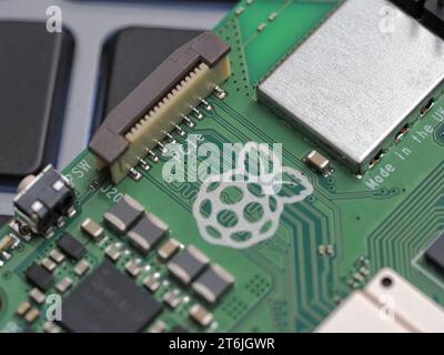 Galati, ROMANIA - 10 novembre 2023: Primo piano del logo Raspberry Pi 5 su una tastiera per laptop. Raspberry Pi è un prodotto a scheda singola delle dimensioni di una carta di credito Foto Stock