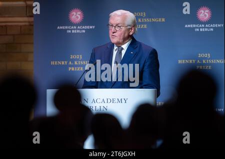 Berlino, Germania. 10 novembre 2023. Il presidente federale Frank-Walter Steinmeier interviene alla presentazione del Premio Henry A. Kissinger al segretario generale della NATO Stoltenberg. Credito: Christophe Gateau/dpa/Alamy Live News Foto Stock