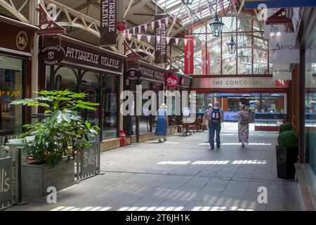 15 giugno 2023 i membri del pubblico che camminano nell'atrio nel complesso commerciale Windsor Royal nel Royal Windsor Berkshire, casa del famoso winso Foto Stock