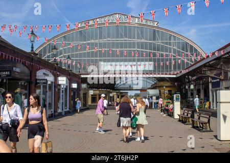 15 giugno 2023 i membri del pubblico che camminano nell'atrio nel complesso commerciale Windsor Royal nel Royal Windsor Berkshire, casa del famoso winso Foto Stock