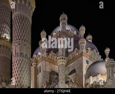 La Moschea di al Sahaba a Sharm El Sheikh, Egitto, fonde elementi di stile fatimide, mamelucchi e ottomano nella sua architettura e nel design degli interni. Vista notturna Foto Stock