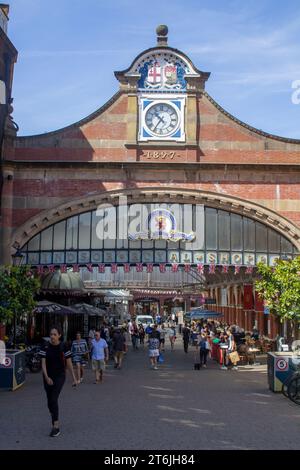 15 giugno 2023 i membri del pubblico che camminano nell'atrio nel complesso commerciale Windsor Royal nel Royal Windsor Berkshire, casa del famoso winso Foto Stock