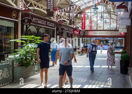 15 giugno 2023 i membri del pubblico che camminano nell'atrio nel complesso commerciale Windsor Royal nel Royal Windsor Berkshire, casa del famoso winso Foto Stock