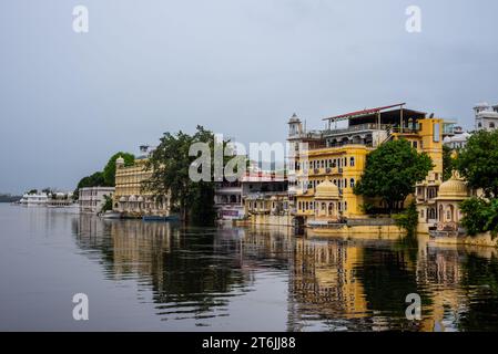 Udaipur Rajasthan India, 17 settembre 2023 costruzione e paesaggio urbano intorno al lago Pichola a Udaipur Rajasthan India Foto Stock