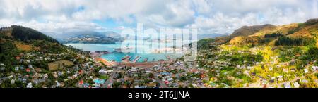 Città portuale di Lyttleton vicino a Christchurch, in nuova Zelanda, sulla costa del Pacifico, con nave da crociera attraccata ad Habour. Foto Stock
