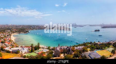 Spiaggia di Rose Bay nei sobborghi orientali sulla testa sud del porto di Sydney - panorama aereo dello skyline del CBD della città. Foto Stock