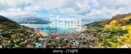 Panorama aereo della città portuale di Lyttleton vicino alla città di Christchurch in nuova Zelanda sulla costa del Pacifico con la nave da crociera attraccata al porto. Foto Stock