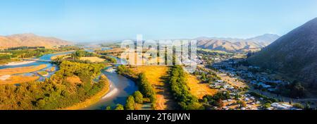 Vista panoramica della Valle del fiume Waitaki e della città di Kurow in nuova Zelanda sull'isola del Sud - paesaggio aereo. Foto Stock