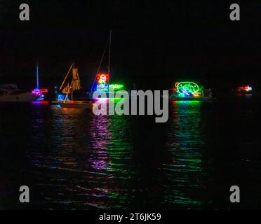 Serata fluoro sul Lago Macquarie in Australia - spettacolare spettacolo di luci su yacht e barche. Foto Stock