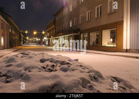 Strada vuota tra edifici in città di notte Foto Stock