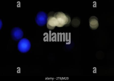 Luci da banco e sfocature su sfondo scuro Foto Stock